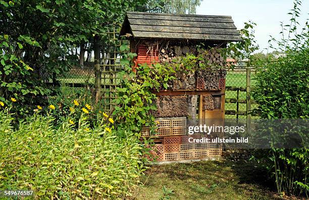 Insektenhotel als Nisthilfe und Winterquartier für zahlreiche Nützlinge im Garten