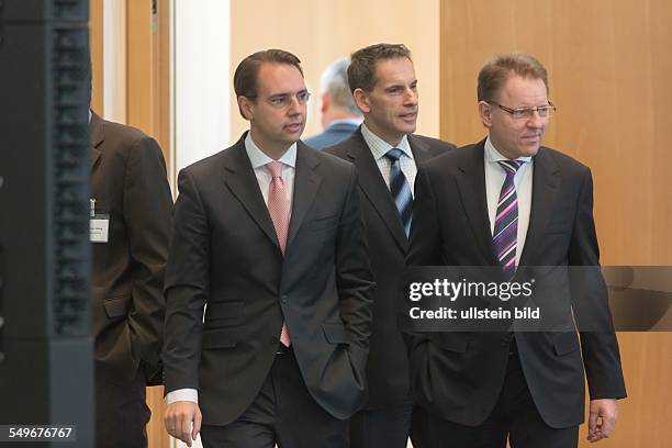 Vorstandsvorsitzender Stephan Gemkow und Finanzvorstand Florian Funck , in der Mitte Konzernsprecher Dietmar Bochert, anlässlich der...