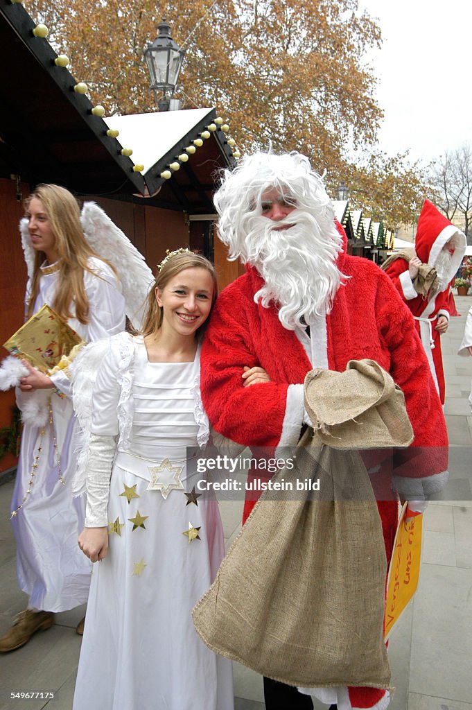 Engel und Weihnachtsmaenner der Tusma in Berlin