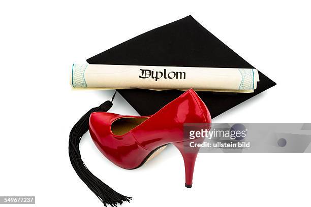 Ein roter Damenschuh, ein Diplom und ein Doktorhut, Symbolfoto für Bildung, Gleichberechtigung und Frauenpower