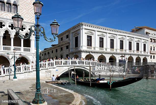 Doge's Palace Palazzo Ducale with the Straw bridge Ponte della Paglia in Venice.
