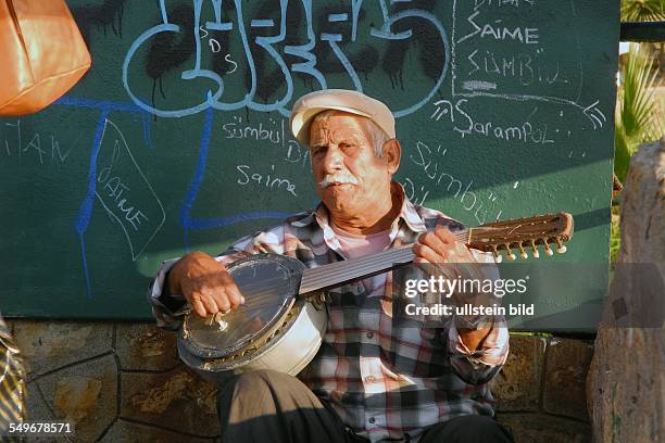 Türkei, Antalya, älterer Mann spielt auf einem Banjo