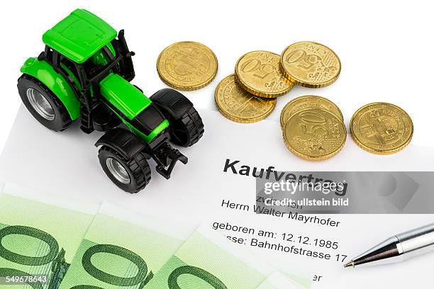 Der Kaufvertrag für einen neuen Traktor bei einem Autohändler. Mit Eurobanknoten..