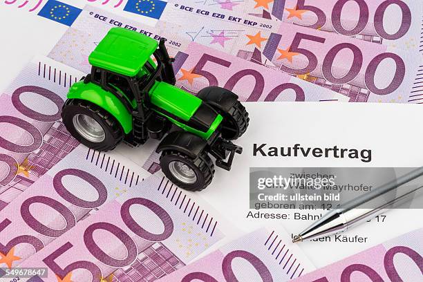 Der Kaufvertrag für einen neuen Traktor. Mit Eurogeld und Kugelschreiber