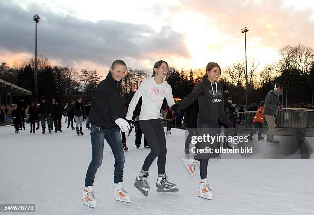 Best of Berlin - Eisbahnen - Horst -Dohm - Eisstadion - v.l. Jessica 13 J. - Nina 13 J. - und Kim 13 J.