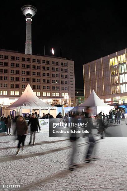 Berlin-Mitte. Schlittschuhlaufen auf dem Alexanderplatz