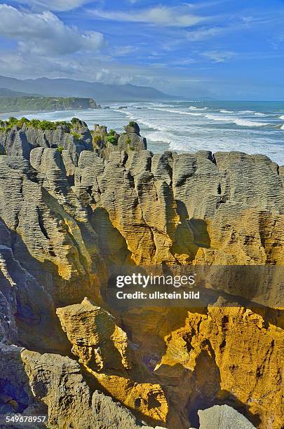 Neuseeland, Felskueste an den Pancake Rocks an der stuermischen Tasman Sea