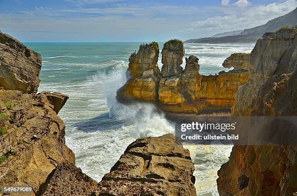 Neuseeland, Felskueste an den Pancake Rocks an der stuermischen Tasman Sea