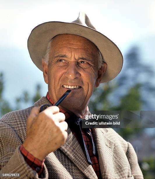 Portrait Luis Trenker smoking