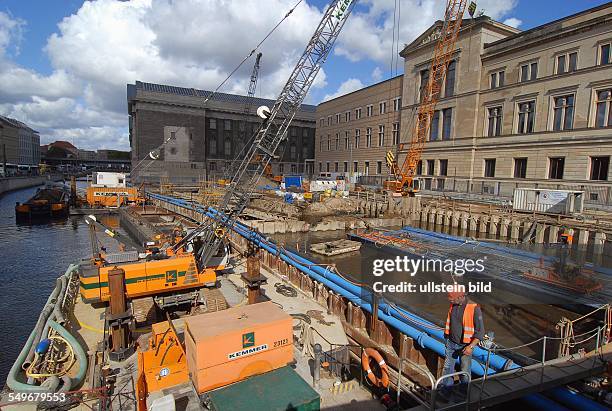 Berlin, Bauarbeiten am Neubau des Neuen Eingangsgebaeudes JAMES-SIMON-GALERIE auf der Museumsinsel, die Baugrube ist geflutet und es wird unter...