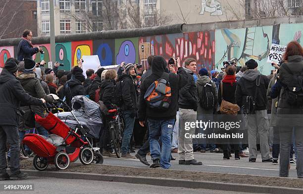 Berlin/Friedrichshain-Kreuzberg: Die East Side Gallery ist laengster erhaltener Abschnitt der Berliner Mauer am Originalplatz.. Ein erneuter...