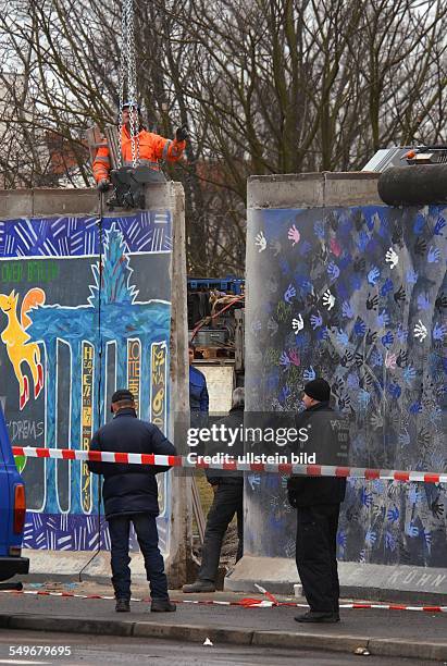 Berlin/Friedrichshain-Kreuzberg: Die East Side Gallery ist laengster erhaltener Abschnitt der Berliner Mauer am Originalplatz.. Ein erneuter...