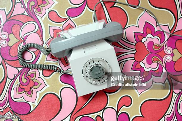 Altes Telefon mit Waehlscheibe aus der DDR