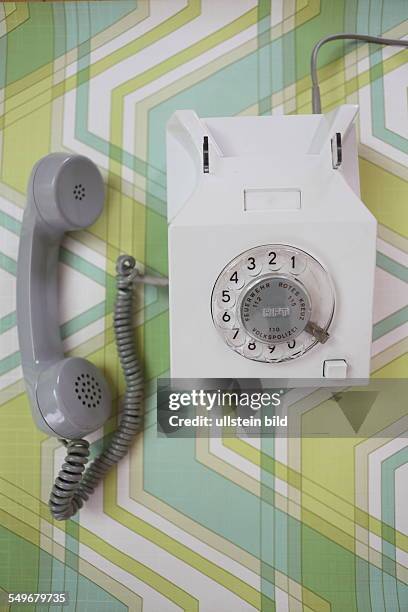 Altes Telefon mit Waehlscheibe aus der DDR