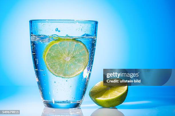 Ein Glas mit frischem Trinkwasser und einer Limette. Mineralwasser als Durstlöscher.