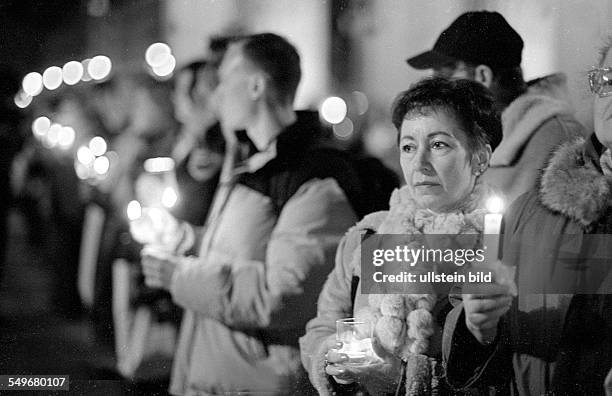 Lichterkette gegen den Irakkrieg der USA und Großbritannien, ca. 100 000 Menschen bilden eine Kette von Berlin-Spandau bis Hellersdorf, Demonstranten...