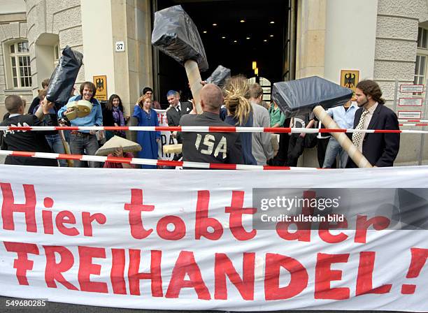 Hier tobt der Freihandel, Protest gegen EU-Politik: Globalisierungskritiker blockieren das Wirtschaftsministerium in Berlin, Protestaktion gegen die...