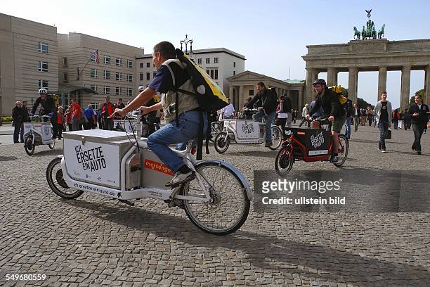 Berlin, Fahrradkuriere am Brandenburger Tor