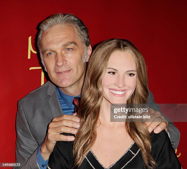 Madame Tussauds Berlin: Walter Sittler hinter der Wachsfigur von Julia Roberts