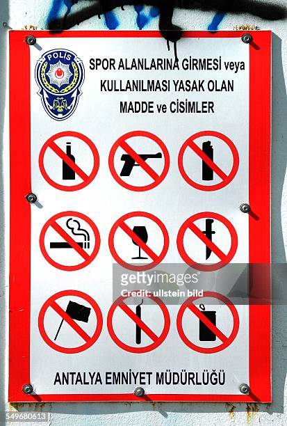 Türkei, Antalya. Schild am Atatuerk-Sportstadion weist auf Verbote hin
