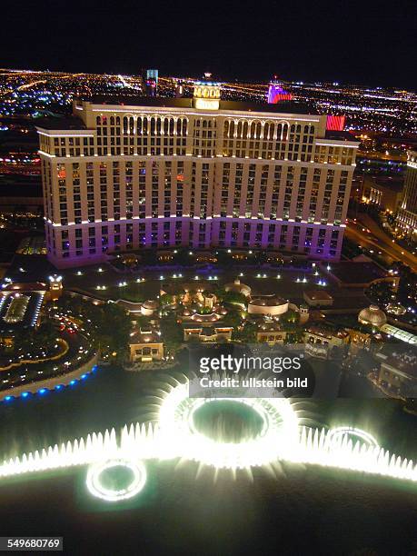 Stadtübersicht am Abend vom nachgebauten Eiffelturm in Las Vegas, aufgenommen am 9. August 2012.