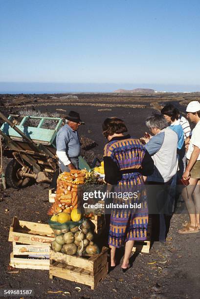 Lanzarote, ca 1980, Landwirtschaft, Bauer verkauft Obst und Gemüse