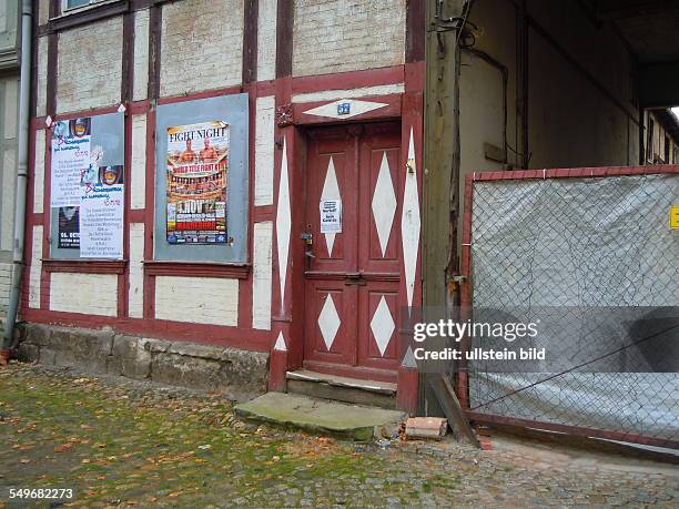 In der historischen Altstadt, die zum "Weltkulturerbe" der Uneco gehört, sind noch ungefähr 500 historische Gebäude unbewohnbare Bauruinen wie diese,...