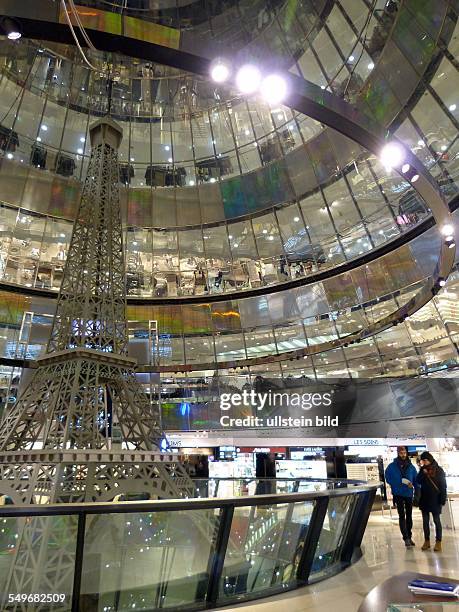 Im Kaufhaus Galeries Lafayette steht eine kleinere Ausgabe des Eiffelturms