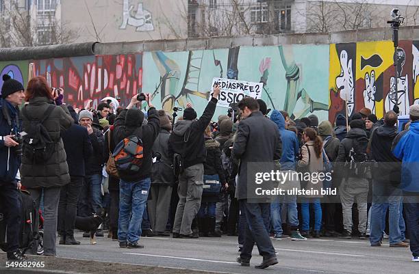 Berlin/Friedrichshain-Kreuzberg: Die East Side Gallery ist laengster erhaltener Abschnitt der Berliner Mauer am Originalplatz.. Ein erneuter...