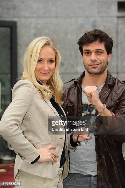 Schauspielerin Janine Kunze und Schauspieler Kai Schumann in der neuen ZDF-Serie "Heldt" beim Fototermin in Köln