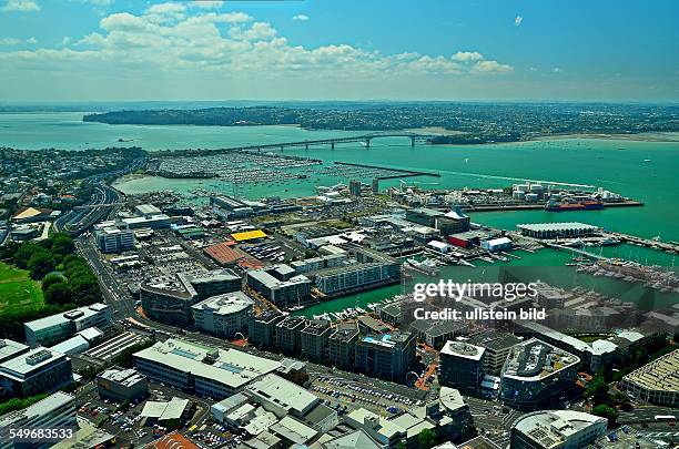 Neuseeland, Auckland, Blick vom 328 m hohen Sky Tower auf die Stadt mit Jachthafen und Auckland Harbour Bridge