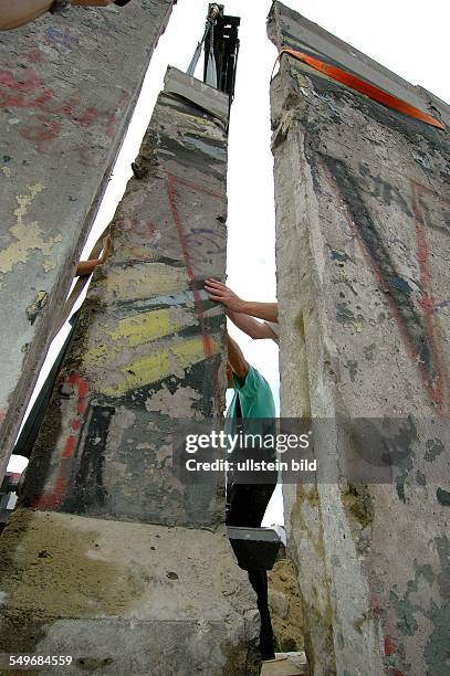 Berlin, Friedrichshain, Kreuzberg, East-Side-Gallery, das erste schmale Segment der der unter Denkmalschutz stehenden Berliner Rest-Mauer wird fuer...