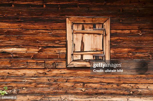 Fenster an einer Almhütte aus Holz oberhalb der Gemeinde Lanersbach in den Tuxer Alpen in Tirol .