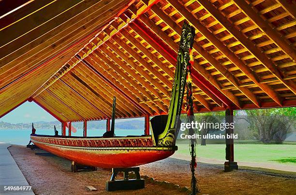 Neuseeland, Maori-Kriegskanu im Waitangi National Reserve. Das riesige Schiff wurde zur 100-Jahr-Feier von Waitangi 1940 von fünf Nordlandstaemmen...