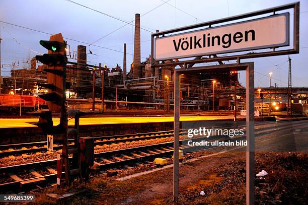 Blick vom Völklinger Bahnhof auf das UNESCO-Weltkulturerbe Alte Völklinger Hütte mit der Hochofengruppe. Die Hütte ist eine zentrale Sehenswürdigkeit...