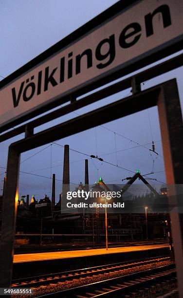 Blick vom Völklinger Bahnhof auf das UNESCO-Weltkulturerbe Alte Völklinger Hütte mit der Hochofengruppe. Die Hütte ist eine zentrale Sehenswürdigkeit...