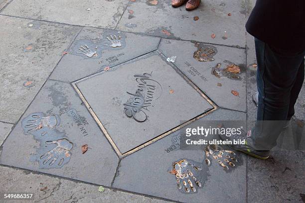 Handabdruecke bekannter Persönlichkeiten in Bodenplatten in Edinburgh, darunter die von Harry Potter Autorin J.K. Rowling
