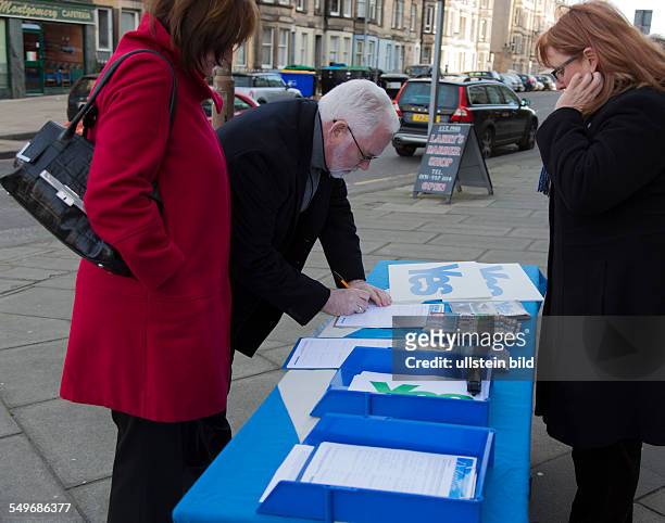 Yes Scotland: the campaign for an independent Scotland, collecting signatures in Edinburgh
