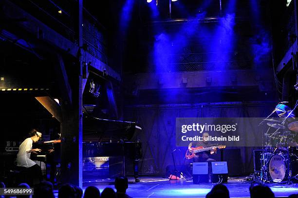 Hiromi Uehara - die japanische Jazz-Pianistin bei einem Konzert in der Hamburger Fabrik. Hier mit Anthony Jackson.