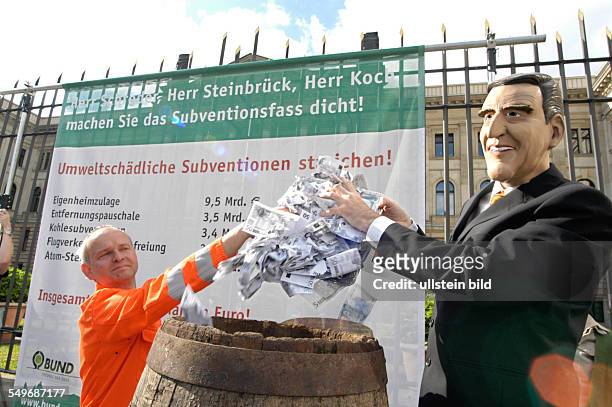 Deutschland, Berlin, , BUND - Aktion: "Subventionsfass dicht machen! Umweltschädliche Subventionen abbauen", vor einer Sitzung im Bundesrat...