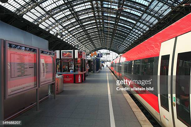 Cologne, North Rhine-Westphalia, NRW, Cologne Central Station, Deutsche Bahn, German Railways, station concourse, train shed, rail, train, people,...