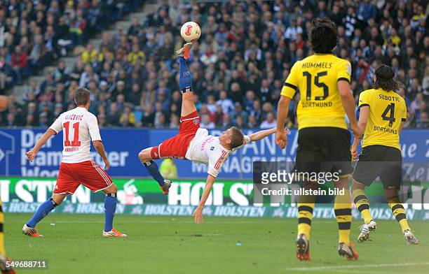 Fussball, Saison 2012-2013, 1. Bundesliga, 4. Spieltag, Hamburger SV - Borussia Dortmund 3-2, Artem Rudnev , mi., mit einem Fallrückzieher, rechts...