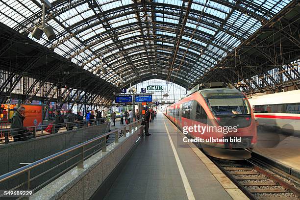Cologne, North Rhine-Westphalia, NRW, Cologne Central Station, Deutsche Bahn, German Railways, station concourse, train shed, rail, train, people,...