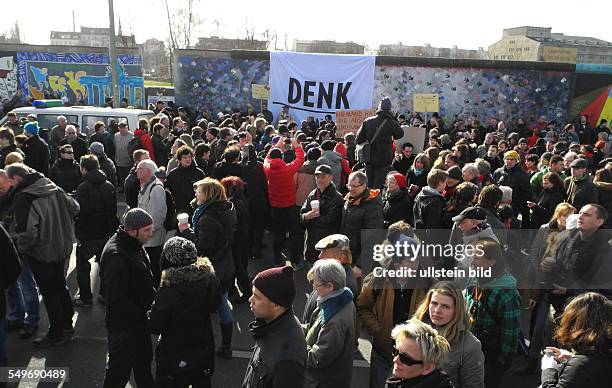 Berlin/Friedrichshain-Kreuzberg: Die East Side Gallery ist laengster erhaltener Abschnitt der Berliner Mauer am Originalplatz.. 105...