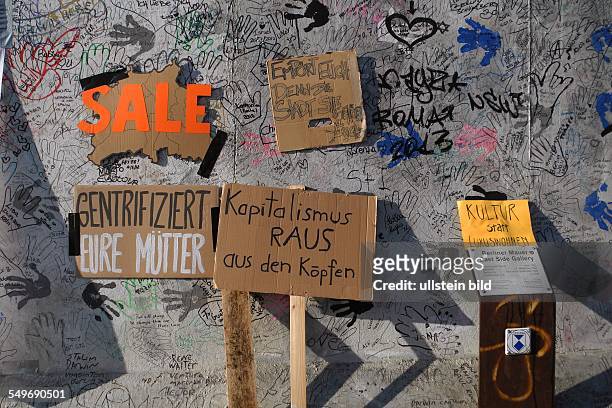 Berlin/Friedrichshain-Kreuzberg: Die East Side Gallery ist laengster erhaltener Abschnitt der Berliner Mauer am Originalplatz.. 105...