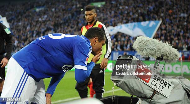 Fussball, Saison 2012-2013, 1. Bundesliga, 29. Spieltag, FC Schalke 04 - Bayer 04 Leverkusen, Raffael jubelt in die TV Fernsehkamera