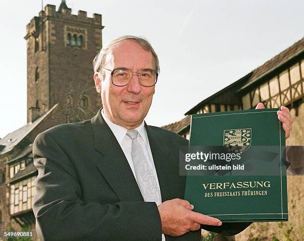 Dr. Gottfried Mueller, Thueringens erster Landtagspraesident, CDU, haelt die Thueringer Verfassung nach deren Verabschiedung vor der Wartburg in...