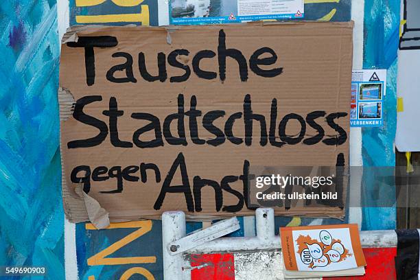 Berlin : Ehemaliger Mauerstreifen an der Spree - Proteste an der Berliner East Side Gallery gegen das geplante Vorhaben von Hochhaus-Investor Maik...