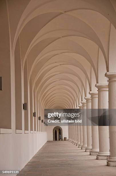 Die Kolonnaden auf dem Stallhof, auch "Langer Gang" genannt, gehören zum Ensemble des Residenzschlosses in der sächsischen Landeshauptstadt Dresden....