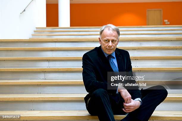 Juergen Trittin - Der Vorsitzende der Bundestagsfraktion von Buendnis 90/Die Gruenen auf den Stufen im Bundestagsgebaeude sitzend